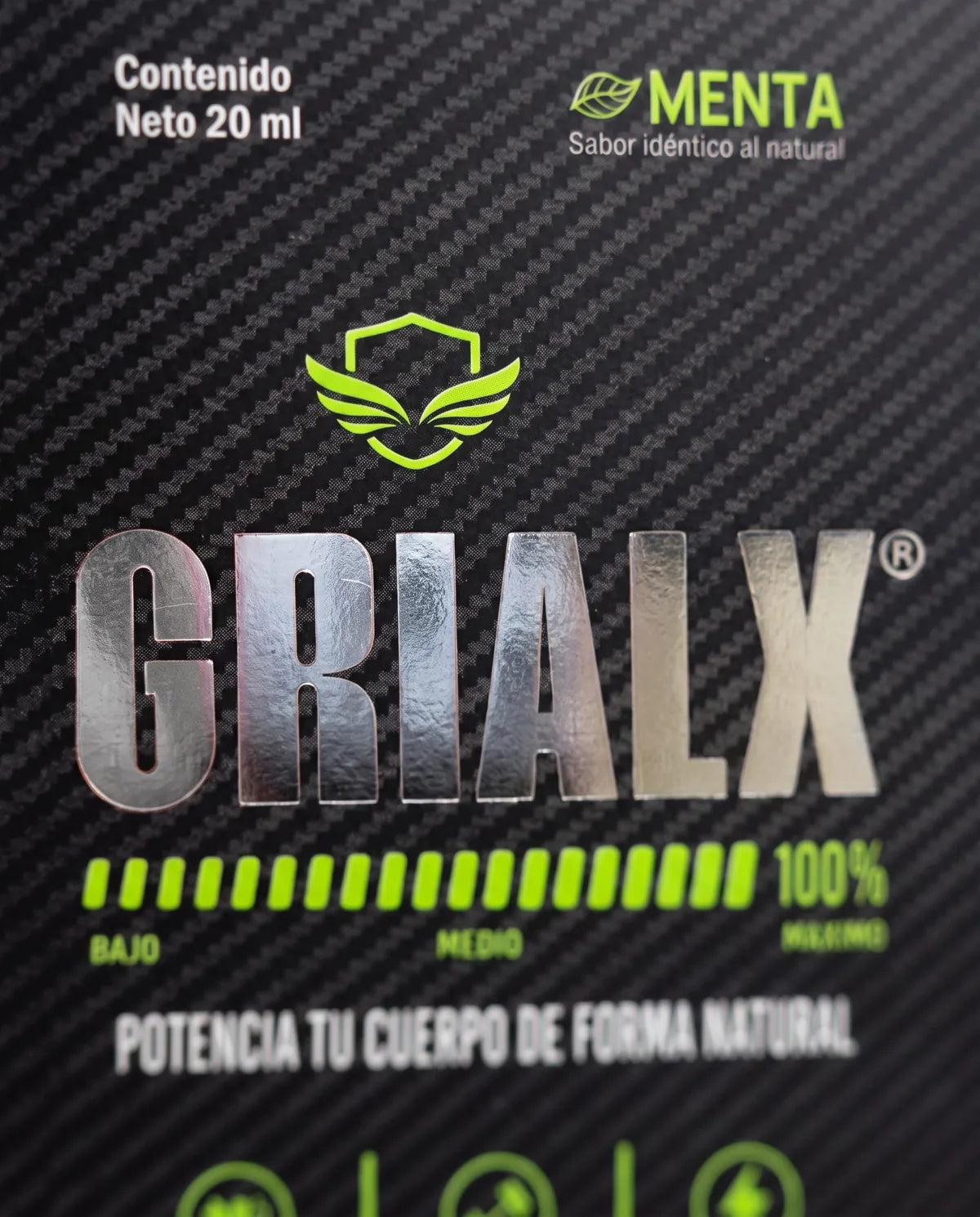 Detalle del logo cromado de GRIALX sobre la caja de fibra de carbono