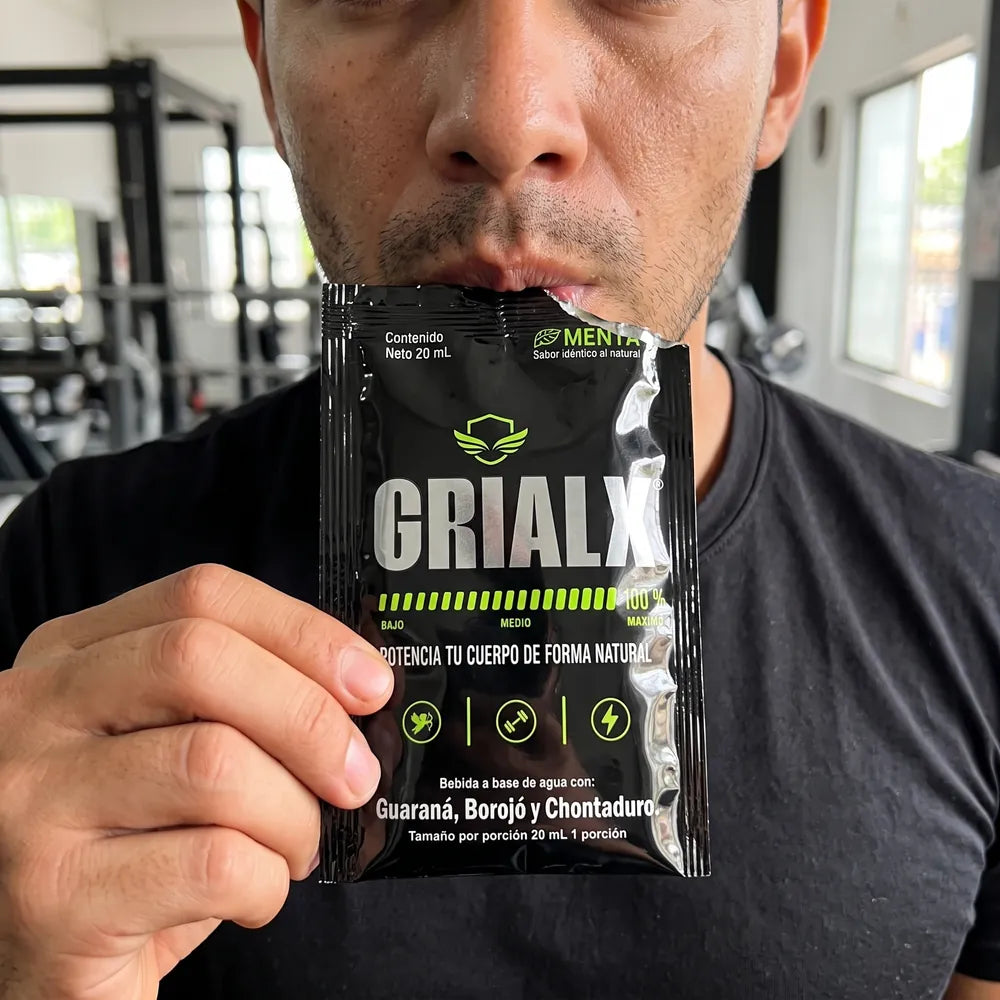 Hombre tomando GRIALX directo del sobre en el gimnasio